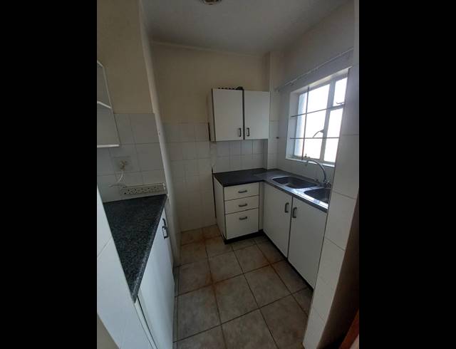 1 BEDROOM FLAT TO LET IN ESSENWOOD